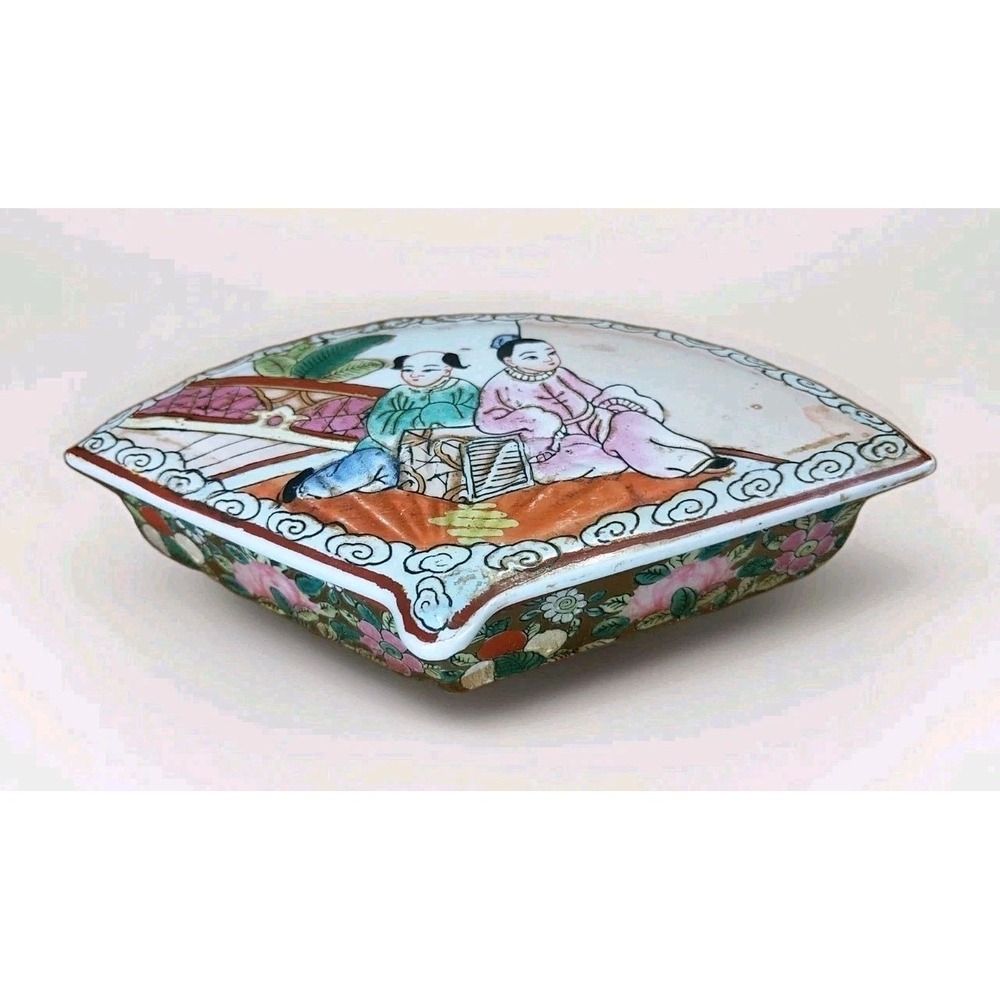 Chinese Porcelain Trinket Snuff Box Hand Painted Famille Rose Scalloped Fan 7.5"